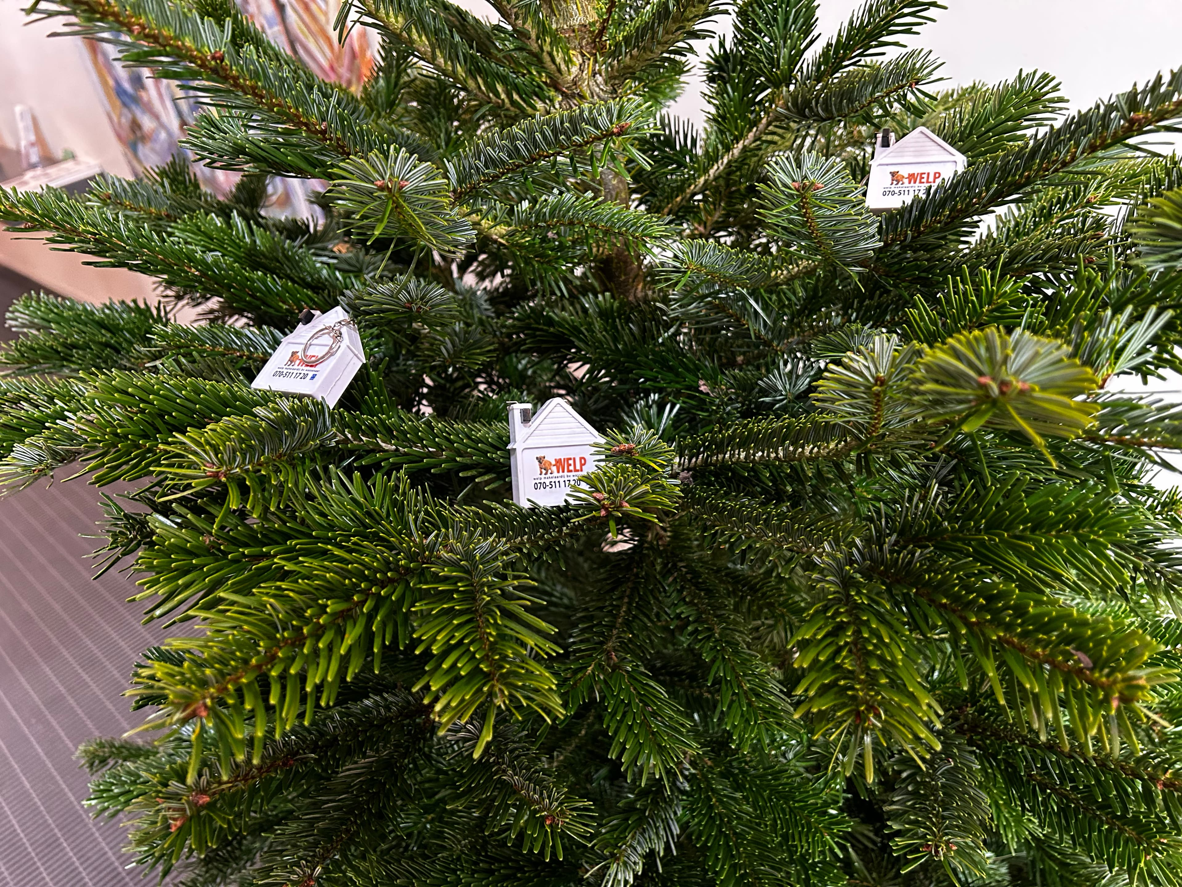 Kerstboom detail met zachte belichting